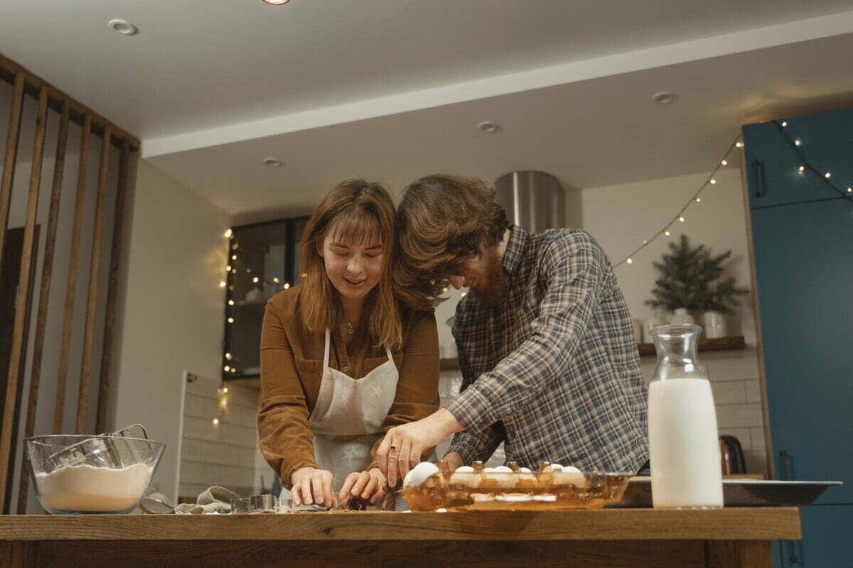 How To Save Money On Date Nights - Cook together How To Save Money On Date Nights - Cook together