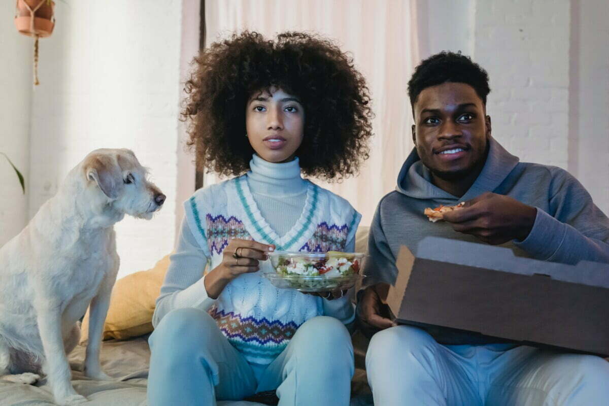 How To Save Money On Date Nights - Movie night at home How To Save Money On Date Nights - Movie night at home